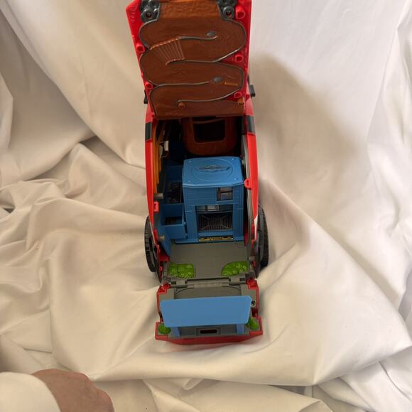 Micro Machines SVC Red Super Van City Transforming Playset Hasbro 2020 - Picture 9 of 10